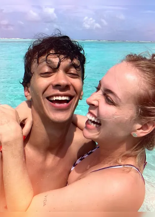 
				Júlio Cocielo anuncia término do casamento com Tata Estaniecki

			