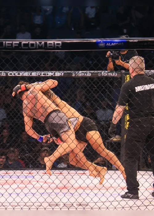 
				"Máquina da Dor" vence Anderson Berinja na penultima luta do Coliseu Extreme Fight
			
			