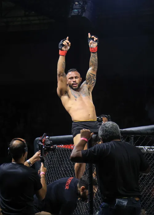 
				"Máquina da Dor" vence Anderson Berinja na penultima luta do Coliseu Extreme Fight
			
			