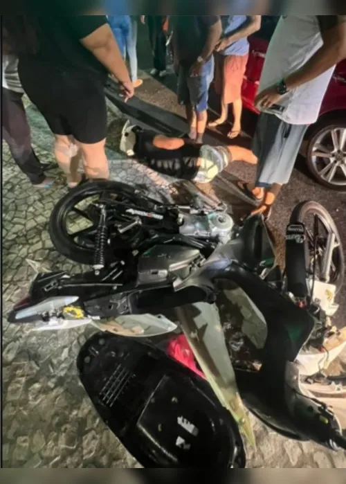 
				Motociclista colide com carro parado em semáforo em Delmiro Gouveia; imagens mostram o impacto
			
			