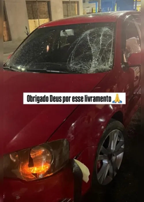 
				Motociclista colide com carro parado em semáforo em Delmiro Gouveia; imagens mostram o impacto
			
			