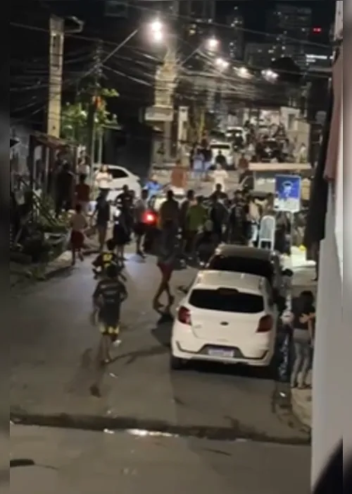 
				Motorista por aplicativo é morto a tiros por engano no Jacintinho
			
			