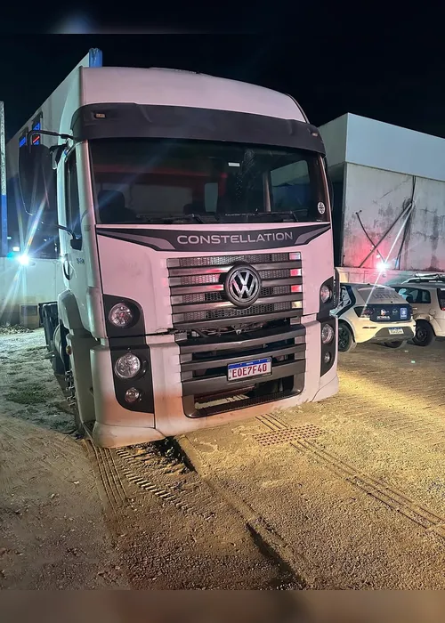 
				Polícia Militar recupera em AL caminhão de motorista desaparecido em PE
			
			