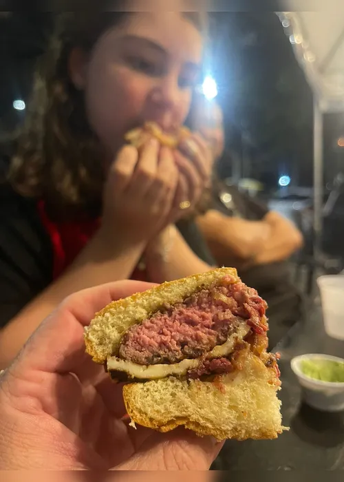 
				Um verdadeiro clássico artesanal: Sr. D Burger e o sabor que conquista Maceió
			
			