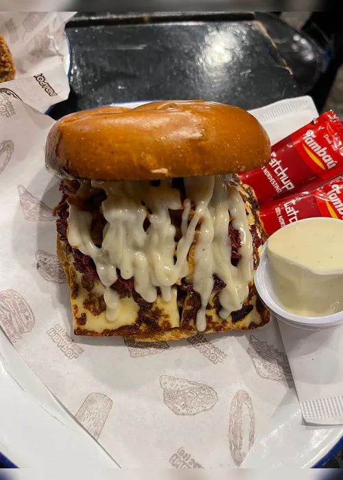 
				Um verdadeiro clássico artesanal: Sr. D Burger e o sabor que conquista Maceió
			
			