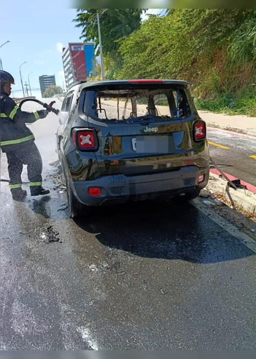 
				Vídeo: carro fica destruído após incêndio na Av. Josefa de Melo
			
			