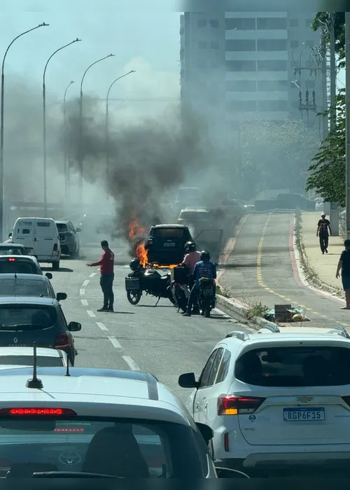 
				Vídeo: carro fica destruído após incêndio na Av. Josefa de Melo
			
			