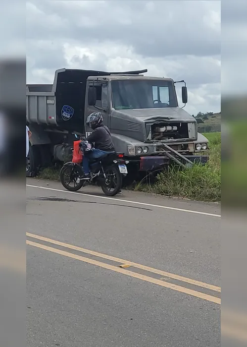 
				Vídeo: jovem morre após colidir moto com caçamba em Arapiraca
			
			