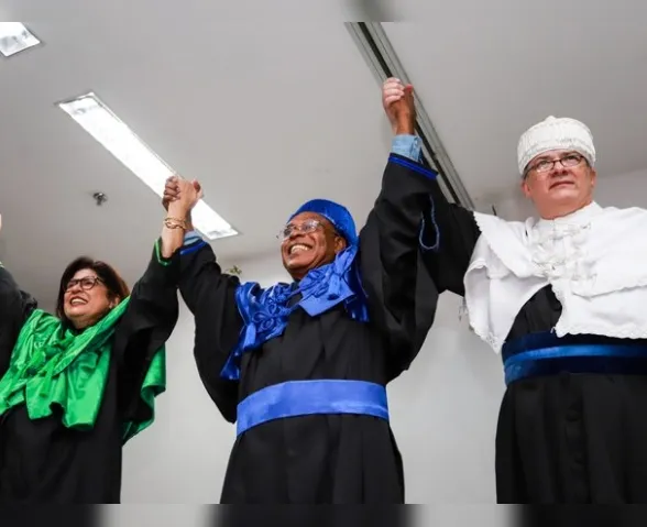 Zezito Araújo recebe título de Doutor Honoris Causa durante a 11ª Bienal