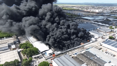 
				Imagens aéreas mostram incêndio de grandes proporções no Distrito Industrial
			
			