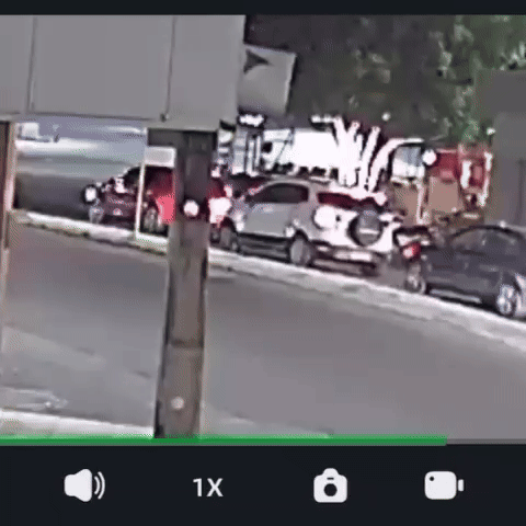 Motociclista colide com carro parado em semáforo em Delmiro Gouveia; imagens mostram o impacto