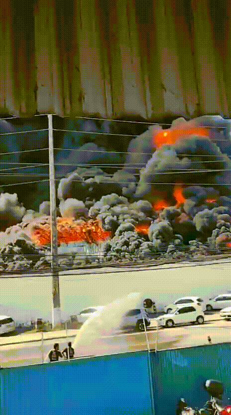 Incêndio de Grandes Proporções Atinge Fábrica de Plástico em Maceió