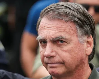 Moraes autoriza Flávio, nora e netas a visitar Bolsonaro no sábado (13)