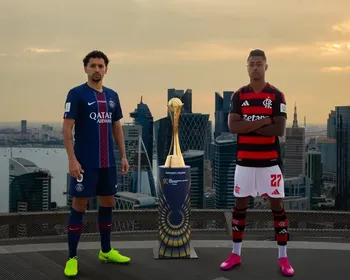 Capitães de PSG e Flamengo posam para foto ao lado da taça do Mundial
