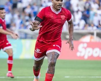 Artilheiro do CRB revela não se abalar com críticas: "Fazem parte do futebol"