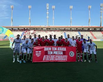 Jogadores de CRB e ASA posam para campanha em apoio à esposa de Júnior Viçosa