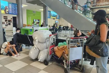 
				Aeroportos de SP têm mais de 300 voos cancelados após vendaval
			
			