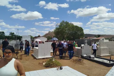 
				Corpo de enfermeiro assassinado a tiros em motel é enterrado sob forte comoção em Batalha

			