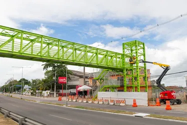 
				Obras da passarela para pedestres avançam na Avenida Durval de Góes Monteiro
			
			