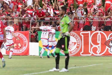 
				CRB vence Penedense, no Alfredo Leahy, e assume a liderança do Alagoano: 1 a 0
			
			
