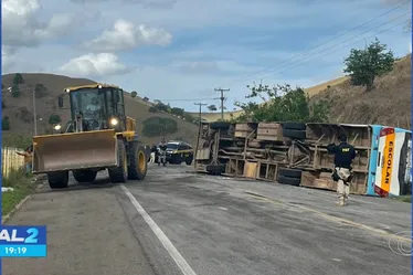 
				Menino de 10 anos perde parte do braço em acidente entre ambulância e ônibus na BR-316, em Maribondo

			