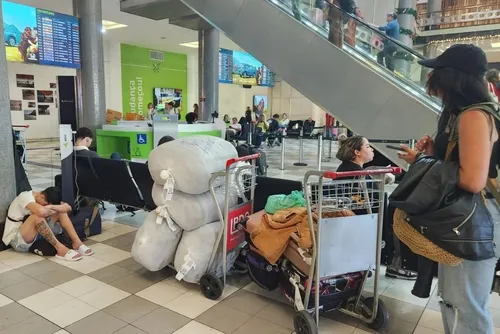 
				Aeroportos de SP têm mais de 300 voos cancelados após vendaval
			
			