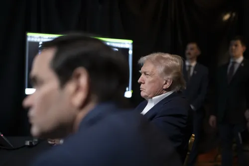 
				Ataque à Venezuela reforça estratégia militar de Trump e lembra Bush
			
			