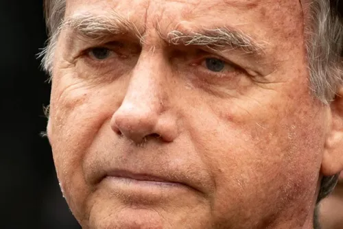 
				Bolsonaro deixa prisão pela 1ª vez para fazer cirurgia em Brasília
			
			