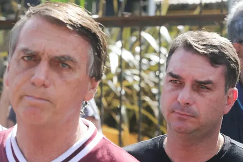
				Bolsonaro deixa prisão pela 1ª vez para fazer cirurgia em Brasília
			
			