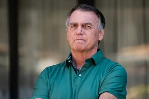 
				Bolsonaro deixa prisão sob forte escolta e chega em hospital para cirurgia
			
			