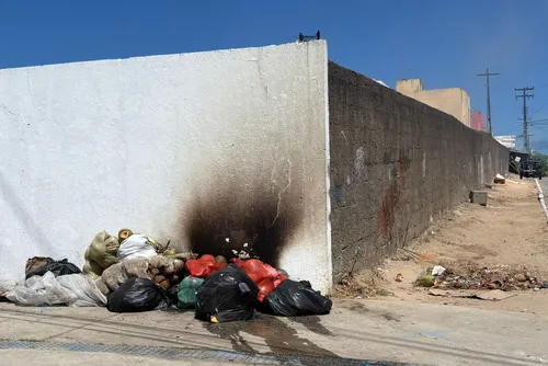 
				Bombeiros controlam incêndio em vegetação no bairro do Jacintinho
			
			