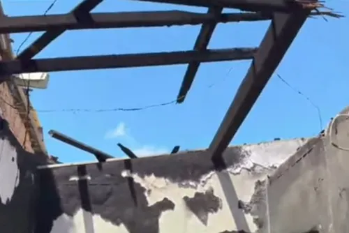 
				Casa pega fogo no Feitosa, telhado desaba e móveis são destruídos
			
			