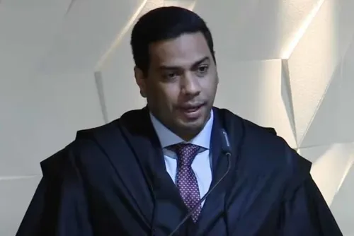 
				Com Lulinha, PF deve chegar ao núcleo do governo
			
			
