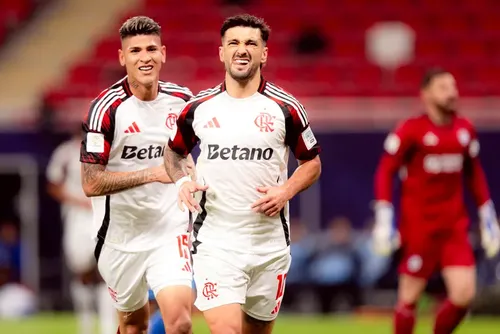 
				Com brilho de Arrascaeta, Flamengo sofre, mas vence Cruz Azul e avança no Mundial
			
			