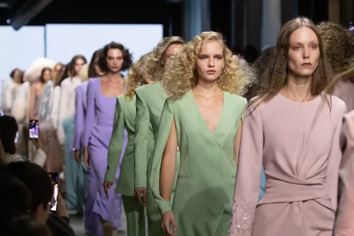 
				Diplomacia global e moda local no BRICS+ Fashion Summit
			
			