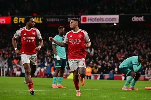 
				Jesus salva! Arsenal vence o Wolves por 2 a 1 na Premier League com gols espíritas
			
			