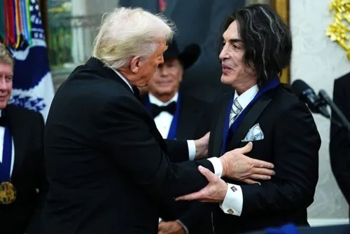 
				Kiss e Sylvester Stallone recebem medalhas do Salão Oval dos EUA
			
			