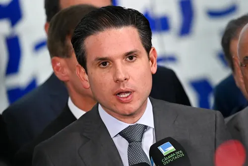 
				Lindbergh sobe tom e fala em afastamento de Motta
			
			