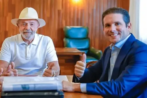 
				Ao menos 15 políticos visitaram Lula na prisão
			
			