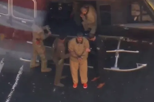 
				Maduro já está em tribunal de Nova York para audiência; veja imagens
			
			