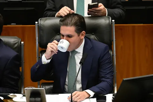 
				Motta notifica Eduardo Bolsonaro sobre perda de mandato por faltas
			
			