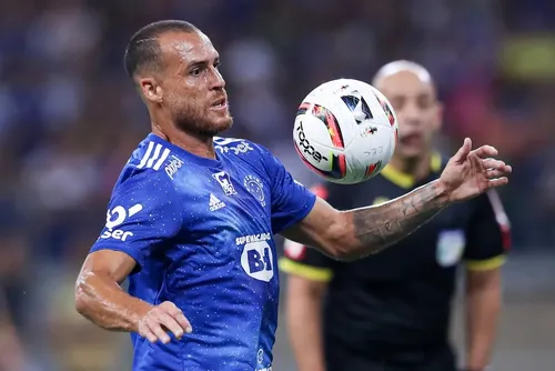 
				Pedro Castro perto do CRB: volante avança em negociação com o Galo
			
			