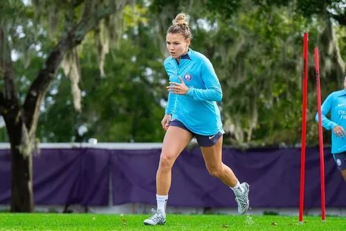 
				Quem é Carrie Lawrence, ex-atleta americana e esposa de Marta
			
			