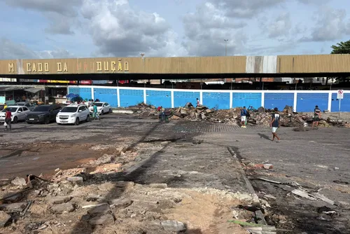 
				Veja destruição após incêndio no Mercado da Produção
			
			