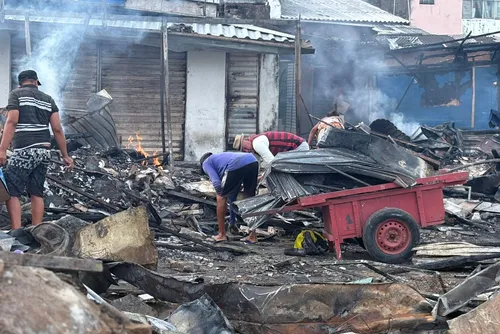 
				Veja destruição após incêndio no Mercado da Produção
			
			