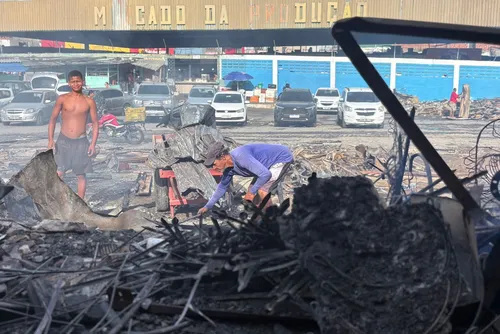 
				Veja destruição após incêndio no Mercado da Produção
			
			
