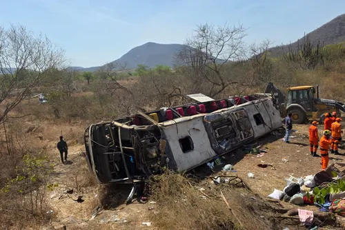 
				Menino de 4 anos é 16ª vítima de capotamento de ônibus com romeiros em AL
			
			