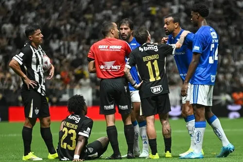 
				Atlético-MG supera polêmica com pênalti, vira sobre Cruzeiro com golaço de Hulk e vence a primeira em 2026
			
			