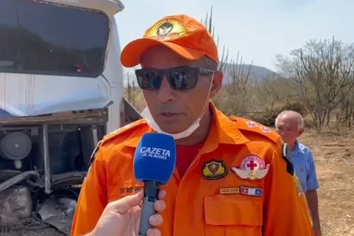 
				Bombeiros encerram retirada de corpos presos sob ônibus após capotamento na AL-220
			
			