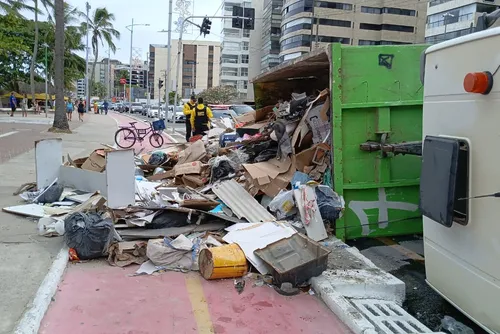 
				Caminhão de coleta de lixo tomba e deixa gari ferido na Ponta Verde
			
			
